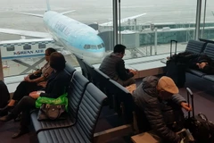 Hành khách tại phòng chờ ở sân bay quốc tế Incheon, phía tây Seoul, Hàn Quốc. (Ảnh: Yonhap/TTXVN)