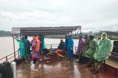 Lực lượng chức năng tỉnh Gia Lai tăng cường công tác tìm kiếm, tuy nhiên do nước lớn, mưa kéo dài khiến công tác tìm kiếm gặp khó khăn. (Ảnh: TTXVN phát)