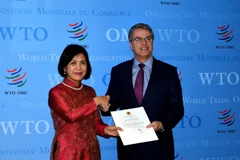 Đại sứ Lê Thị Tuyết Mai trình Thư ủy nhiệm đến Tổng Giám đốc WTO Roberto Azevedo tại trụ sở WTO ở Geneva. (Ảnh: Tố Uyên/TTXVN)