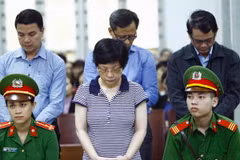Bị cáo Châu Thị Thu Nga nghe tuyên án. (Ảnh: An Đăng/TTXVN)