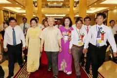 Tổng Bí thư Nguyễn Phú Trọng với các đại biểu nông dân xuất sắc. (Ảnh: Trí Dũng/TTXVN)