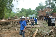 Giúp người dân khắc phục hậu quả sau lũ. (Ảnh: Anh Tuấn/Vietnam+)