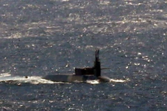 Ông Song Young-moo (phải) thăm tàu USS Michigan. (Nguồn: Yonhap)