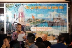 Bà Chu Thị Châu, Đồng Chủ nhiệm CLB Biển Đảo tại CHLB Đức, trình bày kế hoạch hoạt động của CLB. (Ảnh: Phạm Văn Thắng/TTXVN)