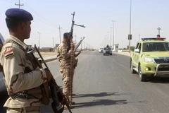 Binh sỹ Iraq tuần tra trên một tuyến đường ở Ramadi, tỉnh Anbar. (Nguồn: AFP/TTXVN)