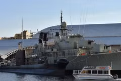 Tàu ngầm HMAS Onslow (trái) và tàu khu trục HMAS Vampire (phải) của hải quân Australia tại cảng Sydney ngày 4/8. (Nguồn: AFP/TTXVN)