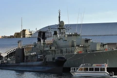 Tàu ngầm HMAS Onslow (trái) và tàu khu trục HMAS Vampire (phải) của hải quân Australia tại cảng Sydney ngày 4/8. (Nguồn: AFP/TTXVN)