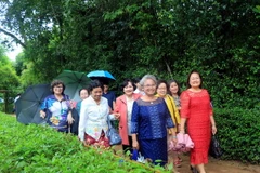 Đoàn cựu giáo viên kiểu bào Thái Lan tham quan Làng Sen. (Ảnh: Bích Huệ/TTXVN)