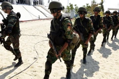 Binh sỹ Ai Cập tuần tra dọc Kênh đào Suez mới ở thành phố cảng Ismailiya ngày 6/8. (Nguồn: AFP/TTXVN)