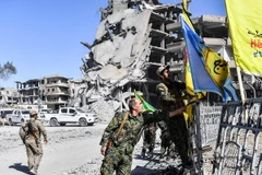 Lực lượng dân chủ Syria (SDF) do Mỹ hậu thuẫn sau khi giải phóng hoàn toàn thành phố Raqqa từ IS ngày 17/10. (Nguồn: AFP/TTXVN)