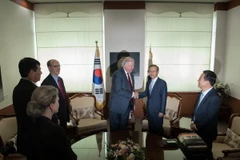 Thứ trưởng Ngoại giao Hàn Quốc Lim Sung-nam (giữa, phải) có cuộc gặp với Thứ trưởng Ngoại giao Mỹ Thomas Shannon (giữa, trái) đang ở thăm Hàn Quốc ngày 14/6. (Ảnh minh họa: AFP/TTXVN)