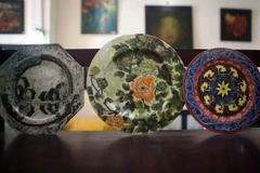 Sản phẩm pháp lam của Công ty trách nhiệm hữu hạn Thái Hưng sản xuất. (Ảnh: Hồ Cầu/TTXVN)