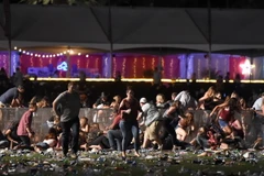 Các nạn nhân hoảng loạn tìm nơi trú ẩn trong vụ xả súng ở Las Vegas tối 1/10. (Nguồn: AFP/TTXVN)