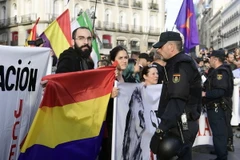 Cảnh sát ngăn dòng người tuần hành kêu gọi trưng cầu dân ý về độc lập vùng Catalunya trên quảng trường Puerta del Sol ngày 1/10. (Nguồn: AFP/TTXVN)