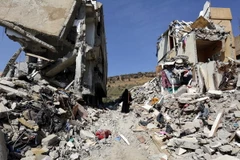 Cảnh đổ nát sau một cuộc không kích được cho là do liên quân Saudi Arabia dẫn đầu tiến hành tại Sanaa, Yemen ngày 26/8. (Nguồn: EPA/TTXVN)