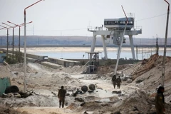 Lực lượng dân chủ Syria tuần tra tại khu vực đập Tabqa ngày 27/3. (Nguồn: AFP/TTXVN) 