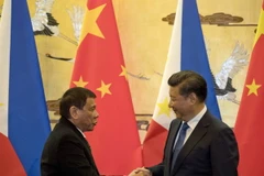 Chủ tịch Trung Quốc Tập Cận Bình (phải) và Tổng thống Philippines Rodrigo Duterte. (Nguồn: AFP/TTXVN)