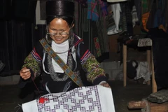 Phát triển nghề thổ cẩm thành điểm hấp dẫn du lịch của Sa Pa
