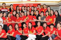 Hội viên Hội đồng hương Bắc Giang chụp ảnh lưu niệm. (Nguồn: Vietnam+)