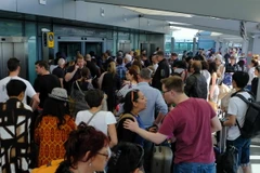 Hành khách bên ngoài nhà chờ ở sân bay Heathrow, London ngày 27/5. (Nguồn: AFP/TTXVN) 