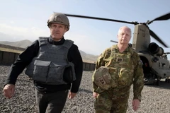 Thủ tướng Australia Malcolm Turnbull (trái) tới thăm các binh sĩ nước này ở doanh trại Qargha gần thủ đô Kabul (Afghanistan) ngày 24/4. (Nguồn: EPA/TTXVN) 