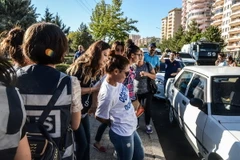 Cảnh sát bắt giữ người biểu tình phản đối việc sa thải các giáo viên ở Diyarbakir. (Nguồn: AFP/TTXVN)