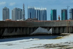 Một bức tường ngăn nước biển ở thủ đô Jakarta. (Nguồn: THX/TTXVN) 