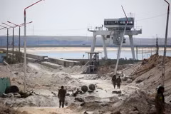 Lực lượng dân chủ Syria tuần tra tại khu vực đập Tabqa ngày 27/3. (Nguồn: AFP/TTXVN) 