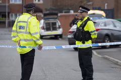 Cảnh sát phong tỏa lối vào một tuyến phố ở Moss Side thuộc Manchester. (Nguồn: AFP/TTXVN)