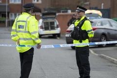 Cảnh sát phong tỏa lối vào một tuyến phố ở Moss Side thuộc Manchester. (Nguồn: AFP/TTXVN)