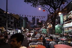 Khách du lịch nước ngoài và người dân địa phương thăm tuyến phố du lịch nổi tiếng Jalan Alor ở Kuala Lumpur. (Nguồn: AFP/TTXVN)