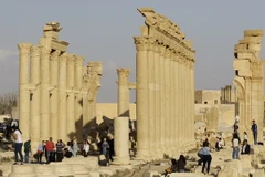 Người dân tới thăm thành cổ Palmyra sau khi quân đội Chính phủ Syria giành lại khu vực này từ tay IS. (Nguồn: AFP/TTXVN) 