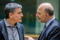 Ủy viên EU phụ trách kinh tế và tài chính Pierre Moscovici (phải) và Bộ trưởng Tài chính Hy Lạp Euclid Tsakalotos (trái). (Nguồn: EPA/TTXVN)