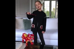 Cháu gái 5 tuổi của Tổng thống Mỹ hát ca khúc tiếng Trung mừng năm mới