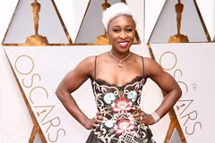 Nữ diễn viên Cynthia Erivo quá lạm dụng hiệu ứng váy hoa floral khiến người hâm mộ rối mắt. (Nguồn: Dailymail) 