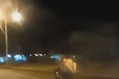 Đôi nam nữ vừa lái xe vừa "chuyện ấy" tại Paraguay.