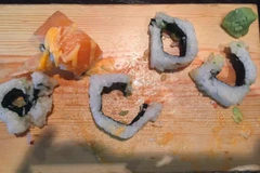 Đừng bao giờ tin những người có hành động "lệch chuẩn" như thế này