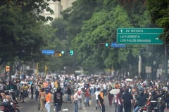 Người biểu tình bạo loạn xung đột với cảnh sát tại thủ đô Caracas, Venezuela, ngày 20/4. (Nguồn: AFP/TTXVN)