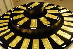 Các thỏi vàng được trưng bày tại cửa hàng kim hoàn Ginza Tanaka ở Tokyo, Nhật Bản. (Nguồn: AFP/TTXVN)