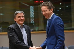 Bộ trưởng Tài chính Hy Lạp Euclid Tsakalotos (trái) và Chủ tịch nhóm Eurogroup Jeroen Dijsselbloem (phải. (Nguồn: AFP/TTXVN) 