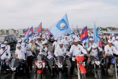 Những người ủng hộ tham gia chiến dịch vận động tranh cử ở Phnom Penh, Campuchia ngày 20/5. (Nguồn: EPA/TTXVN) 