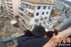 Người chồng túm tóc vợ treo vợ lơ lửng khi đòi tự tử