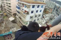 Người chồng túm tóc vợ treo vợ lơ lửng khi đòi tự tử