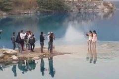 Á hậu Hoàng My viết tâm thư gửi 2 em gái chụp ảnh ở Tuyệt Tình Cốc