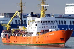  Tàu Aquarius đưa những người di cư đến cảng Catania, đảo Sicily sau khi giải cứu họ trên Địa Trung Hải ngày 21/3. (Nguồn: AFP/TTXVN) 