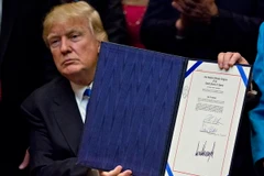 Tổng thống Mỹ Donald Trum ký sắc lệnh bãi bỏ các quy định về biến đổi khí hậu của chính quyền người tiền nhiệm Barack Obama. (Nguồn: EPA/TTXVN)