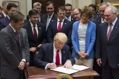 Tổng thống Mỹ Donald Trump (giữa). (Nguồn: AFP/TTXVN)