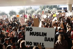Người dân Mỹ biểu tình phản đối sắc lệnh cấm người tị nạn nhập cảnh của tân Tổng thống Mỹ tại sân bay quốc tế San Francisco ở bang California ngày 28/1. (Nguồn: AFP/TTXVN)
