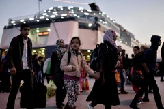 Người di cư đến Piraeus, Hy Lạp ngày 17/4. (Nguồn: AFP/TTXVN) 