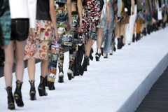 Nhiều bất ngờ trong show diễn Cruise 2018 của Louis Vuitton 